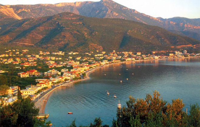 Υπέρ της νέας λαϊκής αγοράς στον Τυρό οι παραγωγοί της Λαϊκής Λεωνιδίου και η πρόεδρός τους