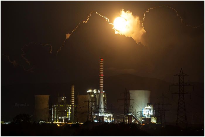 Καταπληκτική φωτογραφία του Β. Πηλιχού από τη ... βιομηχανική πανσέληνο στη Μεγαλόπολη!