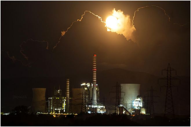 Καταπληκτική φωτογραφία του Β. Πηλιχού από τη ... βιομηχανική πανσέληνο στη Μεγαλόπολη!