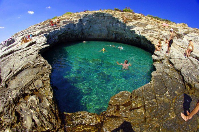 Σε ποιο ελληνικό νησί βρίσκεται η μαγευτική παραλία που είναι γνωστή ως το «Δάκρυ της Αφροδίτης»;