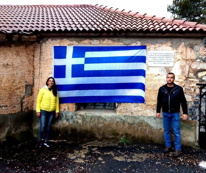 Λαγκάδια Γορτυνίας | Σημαιοστολίστηκαν τα εμβληματικά και ιστορικά κτίρια (εικόνες)