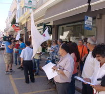 Σε εξέλιξη συγκέντρωση έξω από το φαρμακείο της Ρέλλια στην Τρίπολη