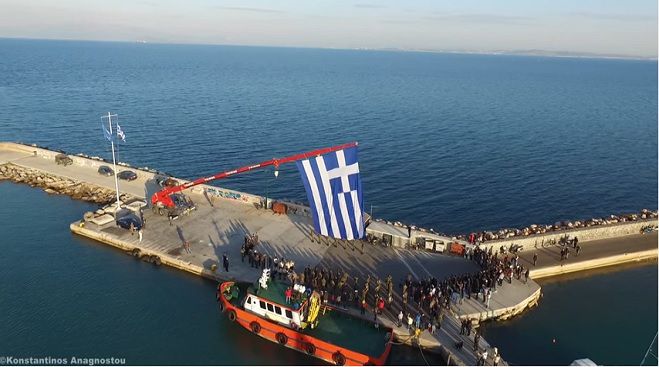 &Eta; &gamma;&iota;&gamma;ά&nu;&tau;&iota;&alpha; &Epsilon;&lambda;&lambda;&eta;&nu;&iota;&kappa;ή &sigma;&eta;&mu;&alpha;ί&alpha; &sigma;&tau;&omicron; &lambda;&iota;&mu;ά&nu;&iota; &tau;&eta;&sigmaf; &Chi;ί&omicron;&upsilon; - &Delta;&epsilon;ί&tau;&epsilon; &tau;&omicron; &beta;ί&nu;&tau;&epsilon;&omicron;!