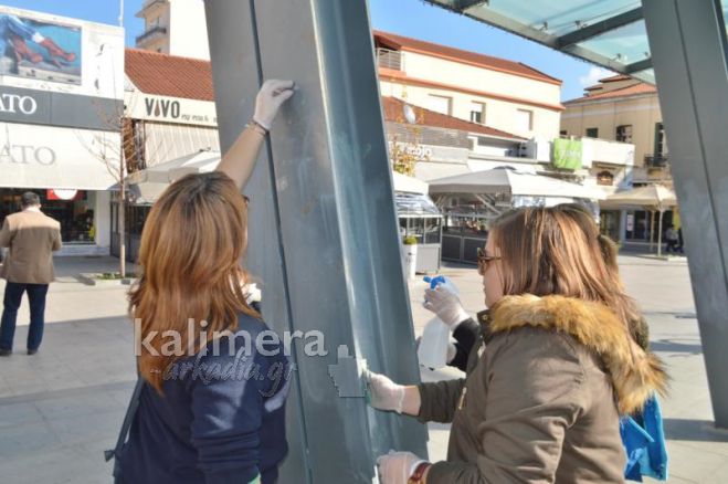 Εθελοντές καθάρισαν το κέντρο της Τρίπολης από αφίσες, αυτοκόλλητα και graffiti! (vd)