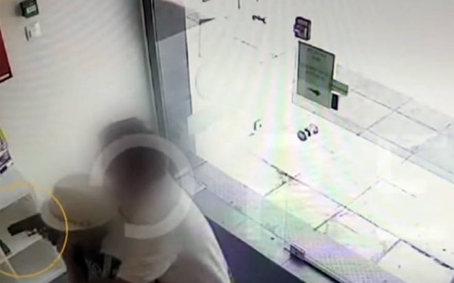 &Kappa;&alpha;&rho;έ &ndash; &kappa;&alpha;&rho;έ &eta; &mu;ά&chi;&eta; &pi;&epsilon;&lambda;ά&tau;&eta; &mu;&epsilon; &lambda;&eta;&sigma;&tau;ή &sigma;&tau;&omicron; &Gamma;&alpha;&lambda;ά&tau;&sigma;&iota; (vd)