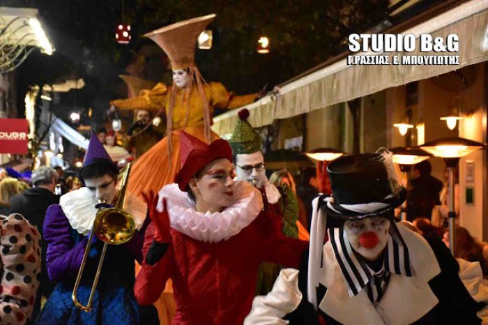 Εκπληκτική ατμόσφαιρα με το Βενετσιάνικο καρναβάλι στο Ναύπλιο (vd)