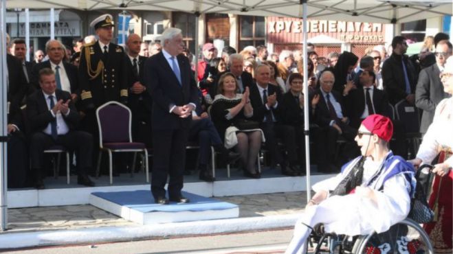 Με το εμβατήριο «Μακεδονία Ξακουστή» έκλεισε η παρέλαση στην Καλαμάτα υπό το βλέμμα του Προέδρου της Δημοκρατίας (vd)