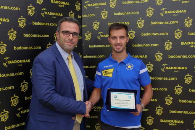 Τον MVP Eneko Capilla του Αστέρα βράβευσε ο Γιώργος Σπηλιόπουλος (vd)