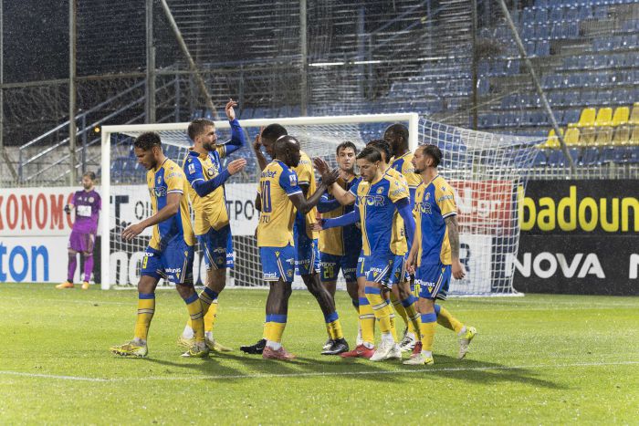 &Pi;&alpha;&iota;&chi;&nu;ί&delta;&iota; ... &epsilon;&pi;&iota;&beta;ί&omega;&sigma;&eta;&sigmaf; &gamma;&iota;&alpha; &tau;&omicron;&nu; &Alpha;&sigma;&tau;έ&rho;&alpha; &mu;&epsilon; &tau;&omicron;&nu; &Beta;ό&lambda;&omicron; &sigma;&tau;&eta;&nu; &Tau;&rho;ί&pi;&omicron;&lambda;&eta; - &Pi;ά&rho;&epsilon; &epsilon;&iota;&sigma;&iota;&tau;ή&rho;&iota;&omicron;!