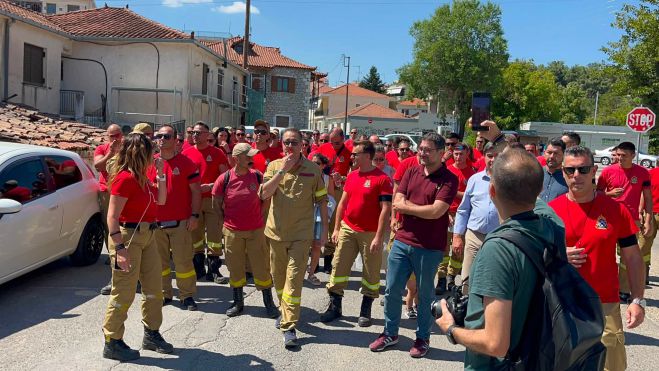 Οι εποχικοί πυροσβέστες διαμαρτυρήθηκαν στην Τρίπολη - "Άθλιες εργασιακές συνθήκες στον τομέα της πυρόσβεσης" (vd)