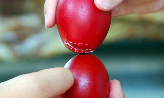 Πάσχα | Γιατί τσουγκρίζουμε τα κόκκινα αυγά;