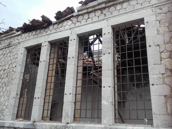 &Epsilon;&rho;&epsilon;ί&pi;&iota;&omicron; &tau;&omicron; &kappa;&tau;ί&rho;&iota;&omicron; &pi;&omicron;&upsilon; &sigma;&tau;έ&gamma;&alpha;&zeta;&epsilon; &tau;&omicron; &Sigma;&chi;&omicron;&lambda;&epsilon;ί&omicron; &Kappa;&omicron;&rho;&alpha;&sigma;ί&delta;&omega;&nu; (&Pi;&alpha;&rho;&theta;&epsilon;&nu;&alpha;&gamma;&omega;&gamma;&epsilon;ί&omicron;) &sigma;&tau;&eta; &Delta;&eta;&mu;&eta;&tau;&sigma;ά&nu;&alpha;