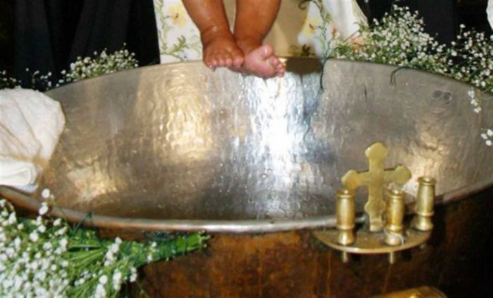 Τσακώνονται στο Άργος για το αν είναι αληθινή η είδηση για την επεισοδιακή βάπτιση!