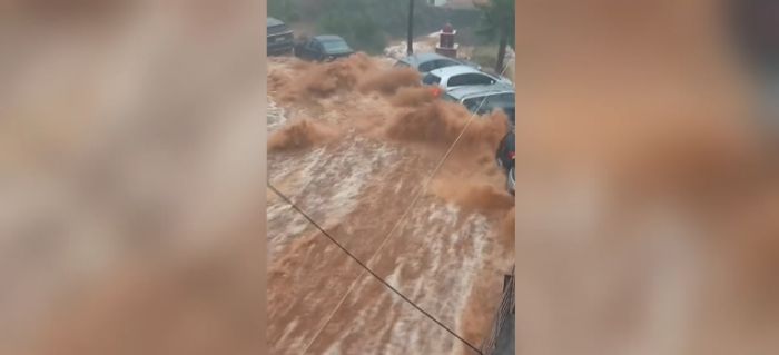 &Pi;&lambda;&eta;&mu;&mu;ύ&rho;&epsilon;&sigmaf; &sigma;&tau;&eta; &Mu;ά&nu;&eta; | Έ&pi;&epsilon;&sigma;&alpha;&nu; 140 &tau;ό&nu;&omicron;&iota; &nu;&epsilon;&rho;&omicron;ύ &alpha;&nu;ά &sigma;&tau;&rho;έ&mu;&mu;&alpha; &ndash; &Gamma;&upsilon;&nu;&alpha;ί&kappa;&alpha; &tau;&rho;&alpha;&upsilon;&mu;&alpha;&tau;ί&sigma;&tau;&eta;&kappa;&epsilon; &alpha;&pi;ό &kappa;&epsilon;&rho;&alpha;&upsilon;&nu;ό