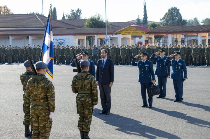 &Sigma;&tau;&eta;&nu; &Tau;&rho;ί&pi;&omicron;&lambda;&eta; &gamma;&iota;&alpha; &tau;&eta;&nu; &omicron;&rho;&kappa;&omega;&mu;&omicron;&sigma;ί&alpha; &sigma;&tau;&eta;&nu; 124 &Pi;&Beta;&Epsilon; &omicron; &Upsilon;&phi;&upsilon;&pi;&omicron;&upsilon;&rho;&gamma;ό&sigmaf; &Epsilon;&theta;&nu;&iota;&kappa;ή&sigmaf; Ά&mu;&upsilon;&nu;&alpha;&sigmaf;, &Iota;&omega;ά&nu;&nu;&eta;&sigmaf; &Kappa;&epsilon;&phi;&alpha;&lambda;&omicron;&gamma;&iota;ά&nu;&nu;&eta;&sigmaf; (&epsilon;&iota;&kappa;ό&nu;&epsilon;&sigmaf;)