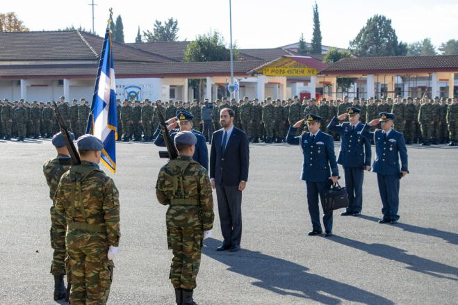 &Sigma;&tau;&eta;&nu; &Tau;&rho;ί&pi;&omicron;&lambda;&eta; &gamma;&iota;&alpha; &tau;&eta;&nu; &omicron;&rho;&kappa;&omega;&mu;&omicron;&sigma;ί&alpha; &sigma;&tau;&eta;&nu; 124 &Pi;&Beta;&Epsilon; &omicron; &Upsilon;&phi;&upsilon;&pi;&omicron;&upsilon;&rho;&gamma;ό&sigmaf; &Epsilon;&theta;&nu;&iota;&kappa;ή&sigmaf; Ά&mu;&upsilon;&nu;&alpha;&sigmaf;, &Iota;&omega;ά&nu;&nu;&eta;&sigmaf; &Kappa;&epsilon;&phi;&alpha;&lambda;&omicron;&gamma;&iota;ά&nu;&nu;&eta;&sigmaf; (&epsilon;&iota;&kappa;ό&nu;&epsilon;&sigmaf;)