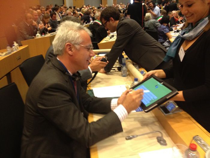 &Eta;&mu;&epsilon;&rho;ί&delta;&alpha; &mu;&epsilon; &theta;έ&mu;&alpha;: &laquo;&Tau;&omicron; &Sigma;ύ&mu;&phi;&omega;&nu;&omicron; &tau;&omega;&nu; &Delta;&eta;&mu;ά&rho;&chi;&omega;&nu; &kappa;&alpha;&iota; &tau;&alpha; &omicron;&phi;έ&lambda;&eta; &gamma;&iota;&alpha; &tau;&omicron;&upsilon;&sigmaf; &delta;&eta;&mu;ό&tau;&epsilon;&sigmaf; &tau;&eta;&sigmaf; &Tau;&rho;ί&pi;&omicron;&lambda;&eta;&sigmaf;&raquo;