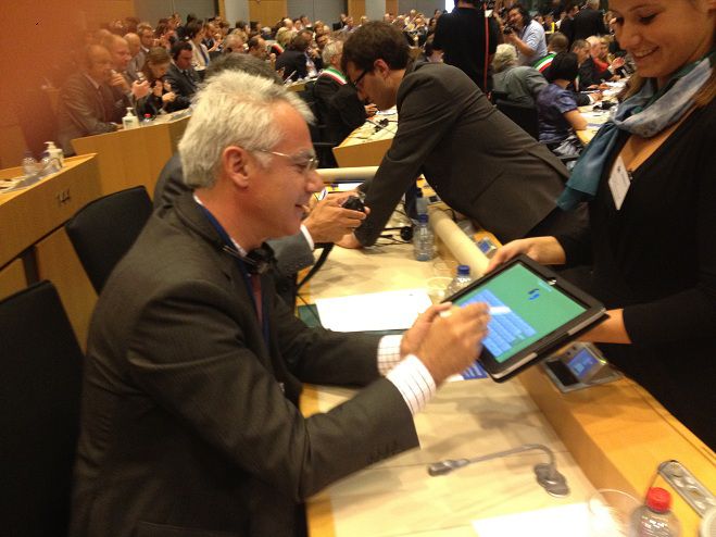 &Eta;&mu;&epsilon;&rho;ί&delta;&alpha; &mu;&epsilon; &theta;έ&mu;&alpha;: &laquo;&Tau;&omicron; &Sigma;ύ&mu;&phi;&omega;&nu;&omicron; &tau;&omega;&nu; &Delta;&eta;&mu;ά&rho;&chi;&omega;&nu; &kappa;&alpha;&iota; &tau;&alpha; &omicron;&phi;έ&lambda;&eta; &gamma;&iota;&alpha; &tau;&omicron;&upsilon;&sigmaf; &delta;&eta;&mu;ό&tau;&epsilon;&sigmaf; &tau;&eta;&sigmaf; &Tau;&rho;ί&pi;&omicron;&lambda;&eta;&sigmaf;&raquo;