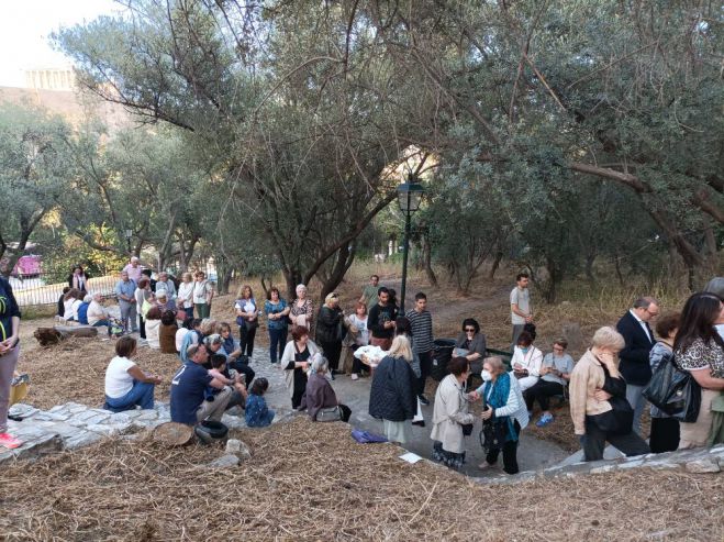 Μέγας πανηγυρικός εσπερινός στο εκκλησάκι του Αγίου Κωνσταντίνου και Ελένης (απέναντι από την Ακρόπολη), υπό την αιγίδα της Παγγορτυνιακής