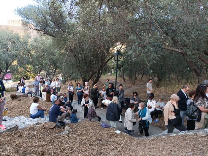 Μέγας πανηγυρικός εσπερινός στο εκκλησάκι του Αγίου Κωνσταντίνου και Ελένης (απέναντι από την Ακρόπολη), υπό την αιγίδα της Παγγορτυνιακής
