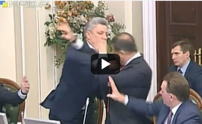 Έπεσαν ... μπουνιές στη βουλή της Ουκρανίας! (vd)