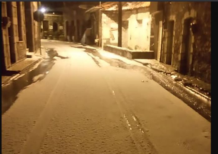 Άσπρισαν οι δρόμοι - Έντονη χαλαζόπτωση στα Λαγκάδια (εικόνες)