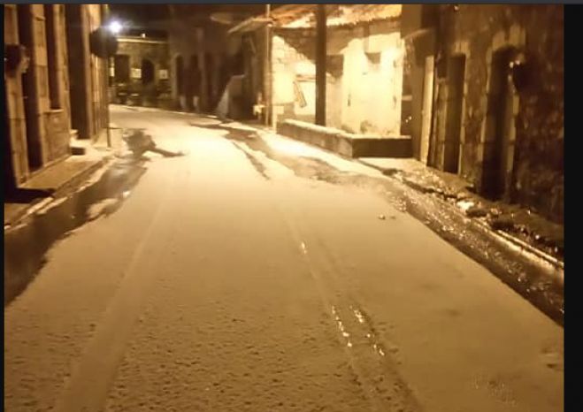 Άσπρισαν οι δρόμοι - Έντονη χαλαζόπτωση στα Λαγκάδια (εικόνες)