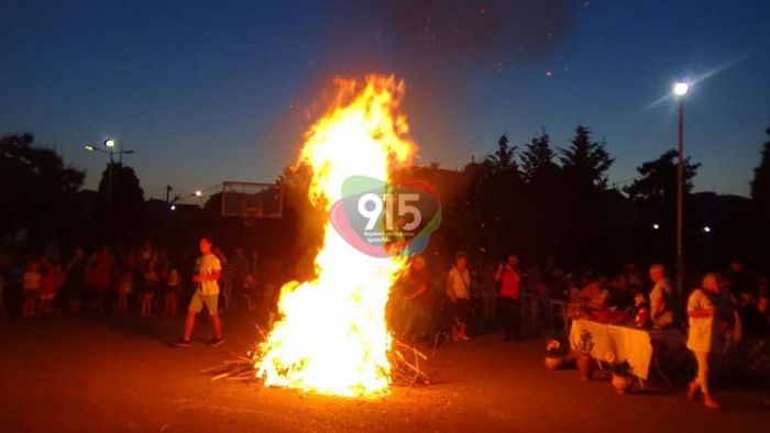 Το έθιμο με τις φωτιές του Αγιάννη του Ριγανά αναβιώσε στη Μεταμόρφωση (vd)