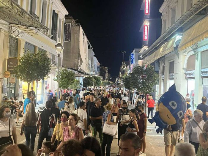 &Pi;&lambda;ή&theta;&omicron;&sigmaf; &kappa;ό&sigma;&mu;&omicron;&upsilon; &sigma;&tau;&eta;&nu; 8&eta; &Lambda;&epsilon;&upsilon;&kappa;ή &Nu;ύ&chi;&tau;&alpha; &tau;&eta;&sigmaf; &Kappa;&alpha;&lambda;&alpha;&mu;ά&tau;&alpha;&sigmaf; (&beta;ί&nu;&tau;&epsilon;&omicron;-&phi;&omega;&tau;&omicron;&gamma;&rho;&alpha;&phi;ί&epsilon;&sigmaf;)