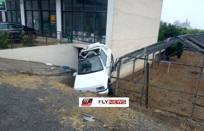 Αυτοκίνητο ανατράπηκε και έπεσε πάνω σε τσιμντένια ράμπα στη Λακωνία - Νεκρός ο οδηγός