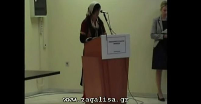 &Eta; &sigma;&upsilon;&gamma;&kappa;&lambda;&omicron;&nu;&iota;&sigma;&tau;&iota;&kappa;ή &omicron;&mu;&iota;&lambda;ί&alpha; &mu;ί&alpha;&sigmaf; &Pi;&omicron;&mu;ά&kappa;&alpha;&sigmaf;: &laquo;&Gamma;&iota;&alpha;&tau;ί &mu;&alpha;&sigmaf; &mu;&alpha;&theta;&alpha;ί&nu;&epsilon;&iota; &eta; &Epsilon;&lambda;&lambda;ά&delta;&alpha; &tau;&omicron;&upsilon;&rho;&kappa;&iota;&kappa;ά &mu;&epsilon; &tau;&omicron; &zeta;ό&rho;&iota;;&raquo; (vd)