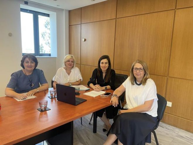 &Sigma;&upsilon;&nu;ά&nu;&tau;&eta;&sigma;&eta; &mu;&epsilon; &tau;&eta;&nu; &Lambda;&upsilon;&tau;&rho;ί&beta;&eta; &gamma;&iota;&alpha; &tau;&eta;&nu; &Pi;&rho;ό&epsilon;&delta;&rho;&omicron; &tau;&omega;&nu; &Kappa;έ&nu;&tau;&rho;&omega;&nu; &Xi;έ&nu;&omega;&nu; &Gamma;&lambda;ώ&sigma;&sigma;&alpha;&nu; &Alpha;&rho;&kappa;&alpha;&delta;ί&alpha;&sigmaf;