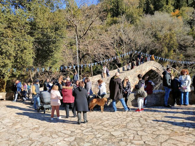 &Alpha;&gamma;&iota;&alpha;&sigma;&mu;ό&sigmaf; &upsilon;&delta;ά&tau;&omega;&nu; &sigma;&tau;&omicron;&nu; &Lambda;&omicron;ύ&sigma;&iota;&omicron; &pi;&omicron;&tau;&alpha;&mu;ό (vd)