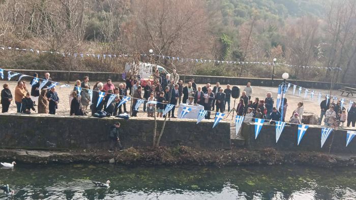 &Mu;&epsilon; &lambda;&alpha;&mu;&pi;&rho;ό&tau;&eta;&tau;&alpha; &omicron; &epsilon;&omicron;&rho;&tau;&alpha;&sigma;&mu;ό&sigmaf; &tau;&omega;&nu; &Theta;&epsilon;&omicron;&phi;&alpha;&nu;ί&omega;&nu; &sigma;&tau;&omicron; &Sigma;&kappa;&omicron;&rho;&tau;&sigma;&iota;&nu;&omicron;ύ &Phi;&alpha;&lambda;&alpha;&iota;&sigma;ί&alpha;&sigmaf; (vd)