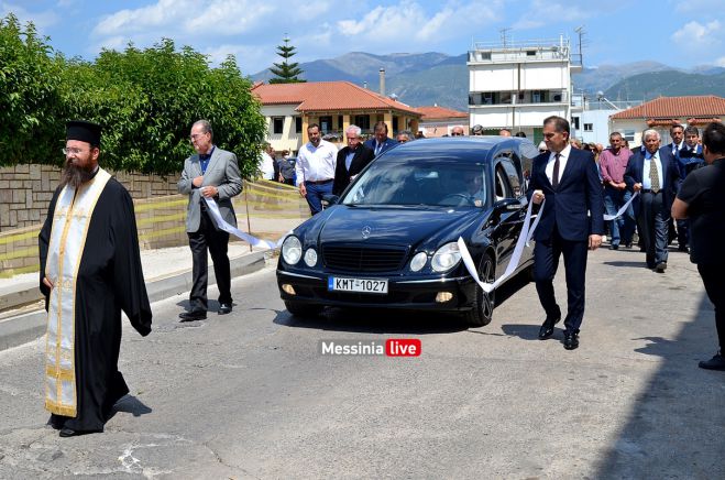 &Eta; &Kappa;&alpha;&lambda;&alpha;&mu;ά&tau;&alpha; &alpha;&pi;&omicron;&chi;&alpha;&iota;&rho;έ&tau;&eta;&sigma;&epsilon; &tau;&omicron;&nu; &pi;&rho;ώ&eta;&nu; &Delta;ή&mu;&alpha;&rho;&chi;&omicron;, &Pi;&alpha;&nu;&alpha;&gamma;ή &Kappa;&omicron;&upsilon;&mu;ά&nu;&tau;&omicron; (&epsilon;&iota;&kappa;ό&nu;&epsilon;&sigmaf;)