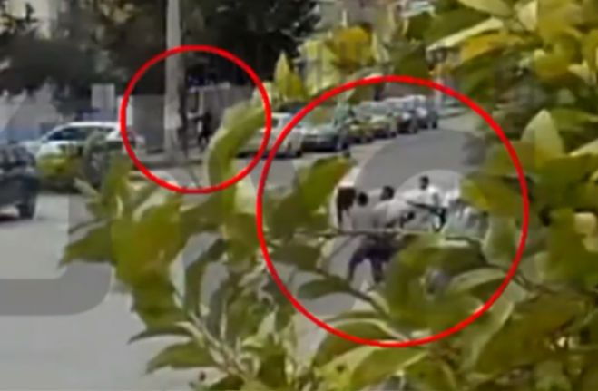Μενίδι | Καρέ-καρέ η επίθεση ατόμων Ρομά σε αστυνομικό (vd)
