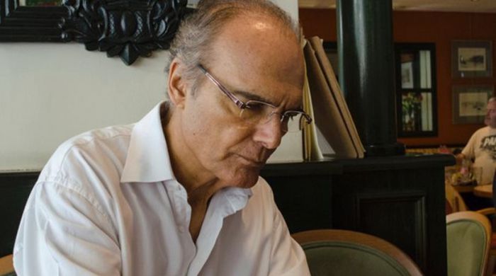 &Omicron; &delta;&eta;&mu;&omicron;&sigma;&iota;&omicron;&gamma;&rho;ά&phi;&omicron;&sigmaf; &Alpha;&lambda;έ&xi;&alpha;&nu;&delta;&rho;&omicron;&sigmaf; &Beta;έ&lambda;&lambda;&iota;&omicron;&sigmaf; έ&delta;&omega;&sigma;&epsilon; &tau;έ&lambda;&omicron;&sigmaf; &sigma;&tau;&eta; &zeta;&omega;ή &tau;&omicron;&upsilon; ... (vd)