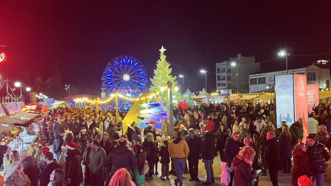Santa Walk &kappa;&alpha;&iota; έ&nu;&alpha;&rho;&xi;&eta; &Chi;&rho;&iota;&sigma;&tau;&omicron;&upsilon;&gamma;&epsilon;&nu;&nu;&iota;ά&tau;&iota;&kappa;&omicron;&upsilon; &Chi;&omega;&rho;&iota;&omicron;ύ &mu;&epsilon; &pi;&omicron;&lambda;ύ &kappa;ό&sigma;&mu;&omicron; &sigma;&tau;&eta;&nu; &Tau;&rho;ί&pi;&omicron;&lambda;&eta;! (&epsilon;&iota;&kappa;ό&nu;&epsilon;&sigmaf; - &beta;ί&nu;&tau;&epsilon;&omicron;)