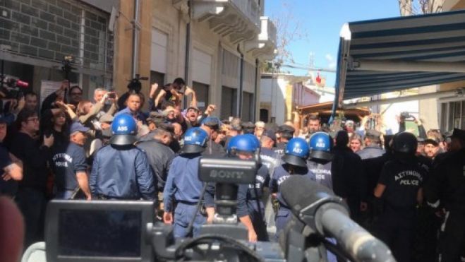 Κύπρος | Επεισόδια, τραυματισμοί για το κλείσιμο των οδοφραγμάτων λόγω κορωνοϊού (vd)