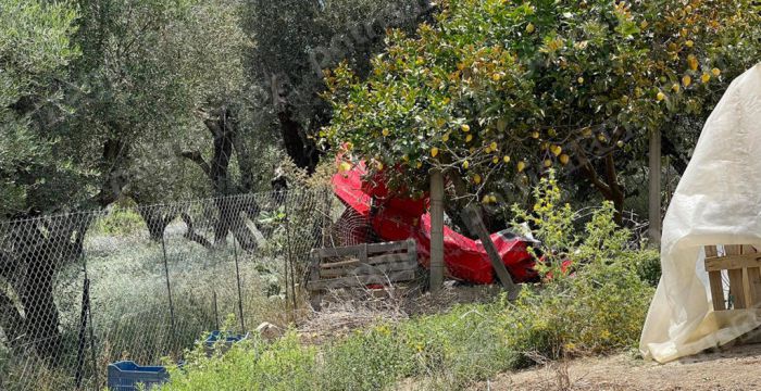 Πτώση μονοκινητήριου αεροσκάφους στην Χαριά Πύργου – Δύο νεκροί (vd)