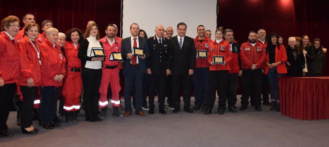&Tau;&eta;&nu; &alpha;&nu;&iota;&delta;&iota;&omicron;&tau;&epsilon;&lambda;ή &pi;&rho;&omicron;&sigma;&phi;&omicron;&rho;ά &tau;&omega;&nu; &Epsilon;&theta;&epsilon;&lambda;&omicron;&nu;&tau;&iota;&kappa;ώ&nu; &Omicron;&rho;&gamma;&alpha;&nu;ώ&sigma;&epsilon;&omega;&nu; &epsilon;&pi;&iota;&beta;&rho;ά&beta;&epsilon;&upsilon;&sigma;&epsilon; &eta; &Alpha;&sigma;&tau;&upsilon;&nu;&omicron;&mu;ί&alpha; &sigma;&tau;&eta;&nu; &Tau;&rho;ί&pi;&omicron;&lambda;&eta; (&epsilon;&iota;&kappa;ό&nu;&epsilon;&sigmaf;)