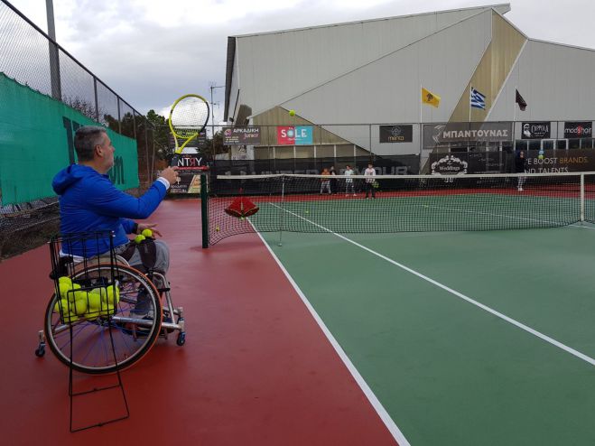 &Sigma;&tau;&eta;&nu; &Tau;&rho;ί&pi;&omicron;&lambda;&eta; &omicron; &alpha;&theta;&lambda;&eta;&tau;ή&sigmaf; &tau;&eta;&sigmaf; &Epsilon;&theta;&nu;&iota;&kappa;ή&sigmaf; &Epsilon;&lambda;&lambda;ά&delta;&omicron;&sigmaf; &tau;έ&nu;&iota;&sigmaf; &mu;&epsilon; &alpha;&mu;&alpha;&xi;ί&delta;&iota;&omicron; &Gamma;&iota;ώ&rho;&gamma;&omicron;&sigmaf; &Lambda;&alpha;&zeta;&alpha;&rho;ί&delta;&eta;&sigmaf; (&epsilon;&iota;&kappa;ό&nu;&epsilon;&sigmaf;)