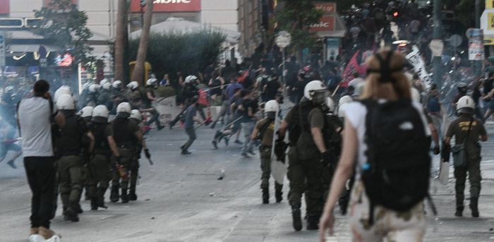 Επεισόδια στο Σύνταγμα | Εννέα συλλήψεις και τρεις τραυματίες αστυνομικοί (vd)