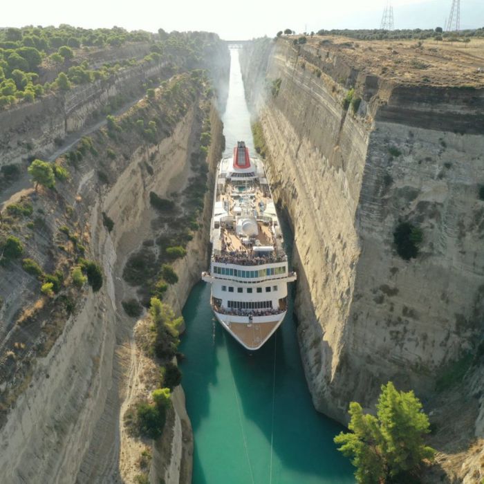 Το μεγαλύτερο κρουαζιερόπλοιο πέρασε από τον Ισθμό της Κορίνθου