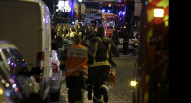 Σοκ από τα τρομοκρατικά χτυπήματα και τους νεκρούς στο Παρίσι (vd)