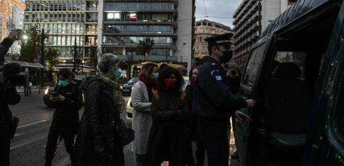 &Eta; &pi;&alpha;&rho;ά&tau;&alpha;&xi;&eta; &Pi;&epsilon;&tau;&rho;ά&kappa;&omicron;&upsilon; &gamma;&iota;&alpha; &tau;&iota;&sigmaf; &sigma;&upsilon;&lambda;&lambda;ή&psi;&epsilon;&iota;&sigmaf; &gamma;&upsilon;&nu;&alpha;&iota;&kappa;ώ&nu;: "&Zeta;&omicron;ύ&mu;&epsilon; &epsilon;&pi;&iota;&kappa;ί&nu;&delta;&upsilon;&nu;&alpha; &chi;&rho;ό&nu;&iota;&alpha;, &nu;&alpha; &mu;&eta;&nu; &epsilon;&pi;&iota;&tau;&rho;έ&psi;&omicron;&upsilon;&mu;&epsilon; &nu;&alpha; &mu;&alpha;&sigmaf; &beta;ά&lambda;&omicron;&upsilon;&nu; &sigma;&tau;&omicron;&nu; &gamma;ύ&psi;&omicron;"