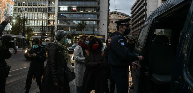 &Eta; &pi;&alpha;&rho;ά&tau;&alpha;&xi;&eta; &Pi;&epsilon;&tau;&rho;ά&kappa;&omicron;&upsilon; &gamma;&iota;&alpha; &tau;&iota;&sigmaf; &sigma;&upsilon;&lambda;&lambda;ή&psi;&epsilon;&iota;&sigmaf; &gamma;&upsilon;&nu;&alpha;&iota;&kappa;ώ&nu;: "&Zeta;&omicron;ύ&mu;&epsilon; &epsilon;&pi;&iota;&kappa;ί&nu;&delta;&upsilon;&nu;&alpha; &chi;&rho;ό&nu;&iota;&alpha;, &nu;&alpha; &mu;&eta;&nu; &epsilon;&pi;&iota;&tau;&rho;έ&psi;&omicron;&upsilon;&mu;&epsilon; &nu;&alpha; &mu;&alpha;&sigmaf; &beta;ά&lambda;&omicron;&upsilon;&nu; &sigma;&tau;&omicron;&nu; &gamma;ύ&psi;&omicron;"