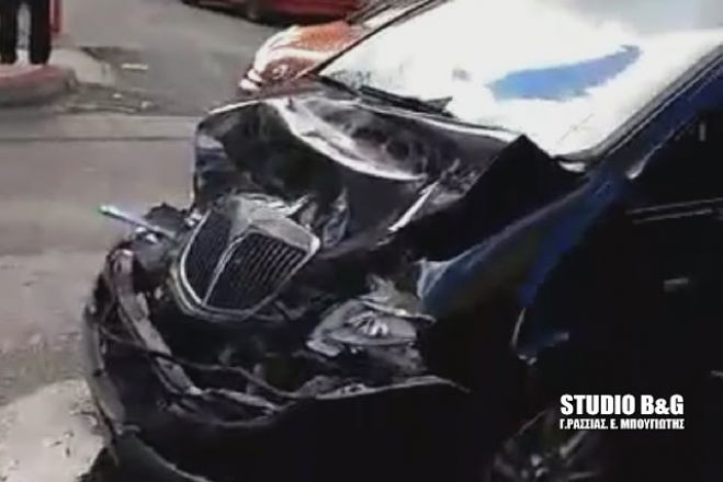 Τροχαίο ατύχημα με τραυματία στο Άργος - Φορτηγό κατέληξε σε τοίχο σπιτιού (vd)
