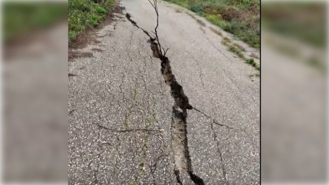 Ά&nu;&omicron;&iota;&xi;&epsilon; &eta; ά&sigma;&phi;&alpha;&lambda;&tau;&omicron;&sigmaf; &sigma;&tau;&omicron; &delta;&rho;ό&mu;&omicron; &pi;&omicron;&upsilon; &epsilon;&nu;ώ&nu;&epsilon;&iota; &Rho;ά&chi;&epsilon;&sigmaf; &kappa;&alpha;&iota; &Chi;ώ&rho;&alpha; &sigma;&tau;&eta; &Gamma;&omicron;&rho;&tau;&upsilon;&nu;ί&alpha; (vd)