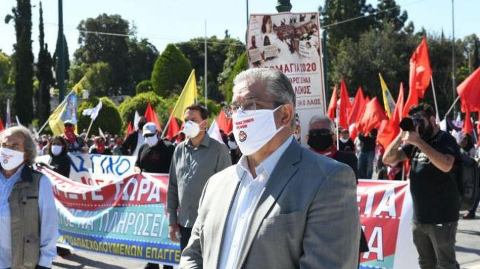 Η μάσκα του Κουτσούμπα και το μήνυμα που «έκρυβε»! (εικόνες)
